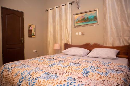 Tempat tidur dalam kamar di Lurelin Village Apartments