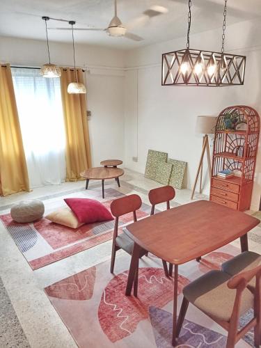 uma sala de estar com uma mesa e cadeiras e um sofá em Rumah Penangkap Mimpi em Kertih