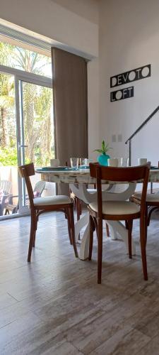 comedor con mesa y 2 sillas en Devoto Loft Garden en Buenos Aires