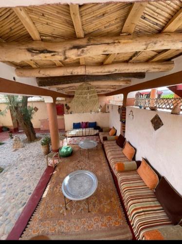 Posezení v ubytování Kasbah ben Ali
