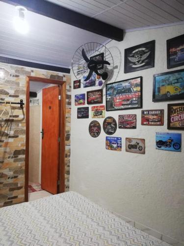 Un dormitorio con una pared con muchas pegatinas. en Quarto Privado-Suite Aconchego-Miguel Pereira / RJ, en Miguel Pereira