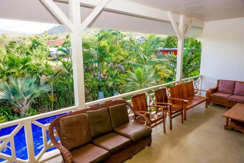 uma sala de estar com um sofá e uma grande janela em Lynn's Getaway Hotel em Apia