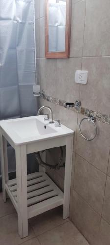 bagno con lavandino bianco e doccia di Departamentos del Campo Pehuajo, Depto tipo LOFT a Pehuajó