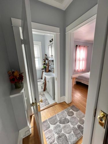 una sala de estar con una puerta que da a un dormitorio en Dale Ave second floor, en Richmond Heights