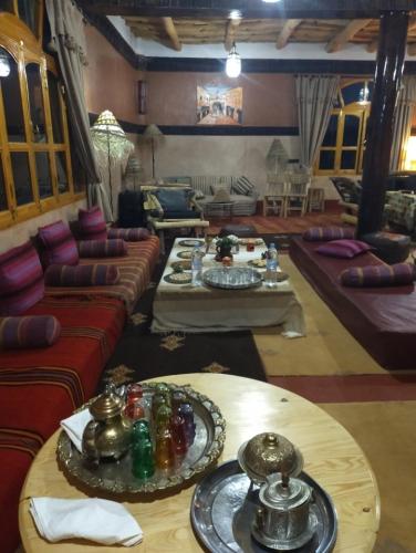 Posezení v ubytování Kasbah ben Ali