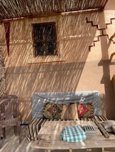 Posezení v ubytování Kasbah ben Ali