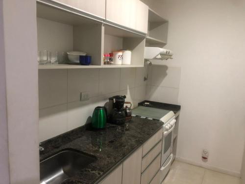 uma cozinha com um lavatório e uma bancada em punto de encuentro em Corrientes
