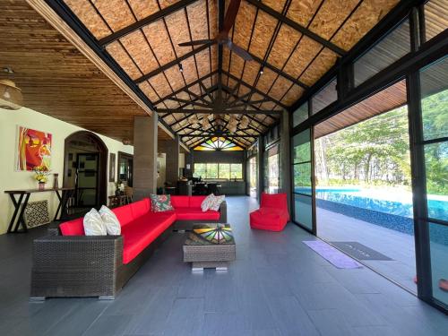 Bazén v ubytování Coral Beach Pool Villa Khao Lak nebo v jeho okolí