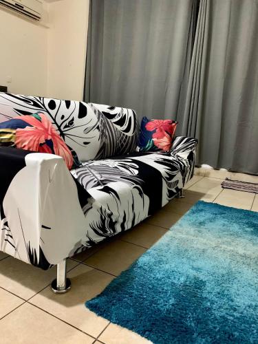 eine schwarz-weiße Couch im Wohnzimmer in der Unterkunft Studio Papeete Lodge - Kaoha Nui in Papeete