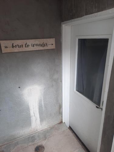 Una puerta con un cartel que dice forma para preguntarse en Born to Wander, en Cedar City