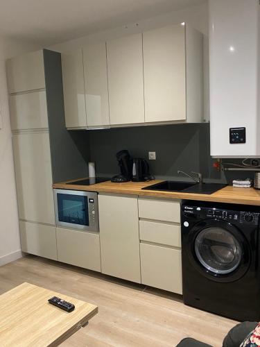 Η κουζίνα ή μικρή κουζίνα στο Studio 25m2 avec parking privé - Lycée Roosevelt - Arena - Gare