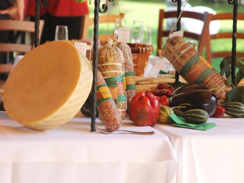 a table topped with vegetables and bread on a table at Gelindo Dei Magredi in Vivaro