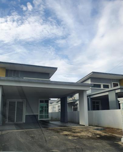 a large white building with a sky at AYA HOMESTAY BANDAR MELAKA in Melaka