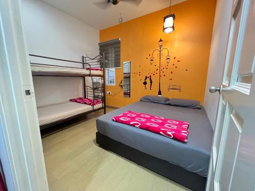 1 dormitorio con 1 cama y 2 literas en Jiaxin Homestay - JP Pedana 家馨民宿, en Johor Bahru
