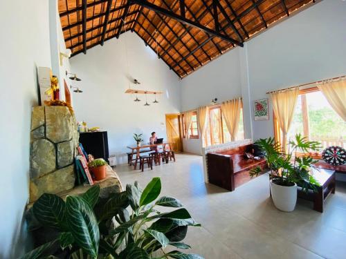 Χώρος καθιστικού στο Pinky Moon House Măng Đen