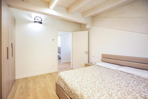a bedroom with a large bed in a room at Casa Penasa Appartamento 1 in Commezzadura