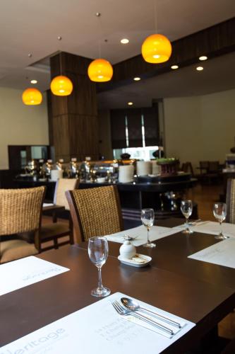 een restaurant met een tafel met wijnglazen bij Furama Chiang Mai in Chiang Mai