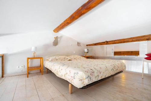 une chambre avec un grand lit dans une pièce dans l'établissement Terrasse vue mer & quartier historique Vieux Port, à Marseille