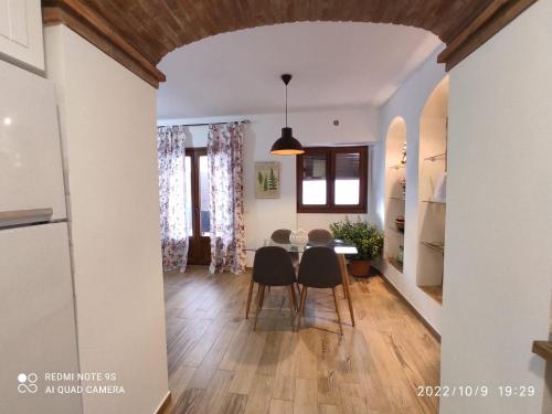 a kitchen and dining room with a table and chairs at ENTRETORRES Apartamento Turístico in Olivenza