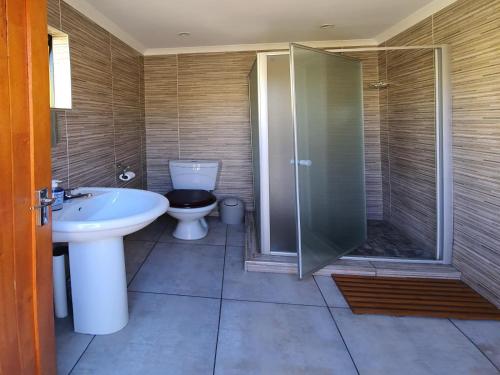 Um banheiro em Lebo's Soweto Backpackers