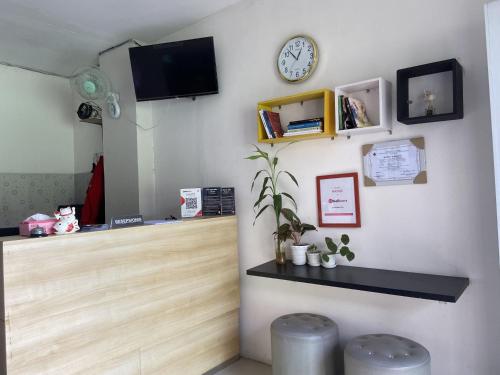 Телевизор и/или развлекательный центр в RedDoorz near RSUD Margono Purwokerto 3