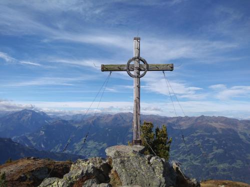 a wooden cross on the top of a mountain at Apart Bergauf in Rohrberg
