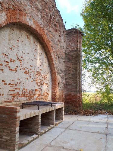 a brick wall with a bench in front of it at Agriturismo Casalbergo in Isola della Scala