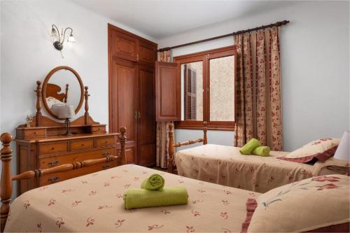 - une chambre avec 2 lits jumeaux et un miroir dans l'établissement Finca Ses Rotes, à Cala Ferrera