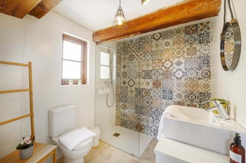 Oleandra Holiday Home في Għasri: حمام مع مرحاض ومغسلة