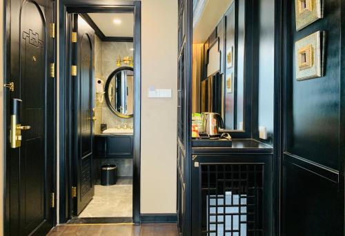 Hotel du Monde Classic في هانوي: حمام مع حوض ومرآة