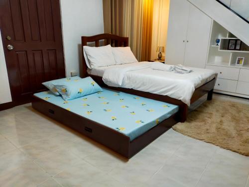 Cama o camas de una habitación en Relaxing and Cozy Studio Type House in Bacolod