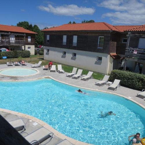 - une piscine pour 2 personnes dans l'établissement LénaLac - résidence 3 étoiles - Aureilhan bord du lac, à Aureilhan