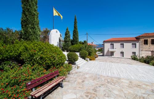 park z ławką, budynkiem i flagą w obiekcie Laconian Collection Mystras Residence Ground Floor w mieście Mistra