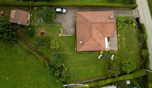 an aerial view of a house with a roof at Casina verde manzana in Villaviciosa