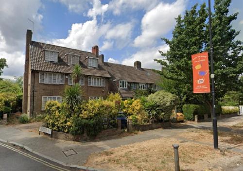 ロンドンにあるWandsworth, South London Deluxe King Room 4の前に看板がある家