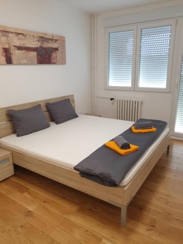 uma cama grande num quarto com duas almofadas em DurmitorBW em Sajmište