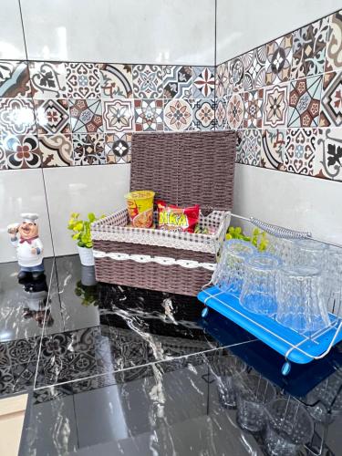 - une table en verre avec des paniers dans une pièce revêtue de carrelage dans l'établissement 608 Ocean View 3 bedrooms, à Kuah