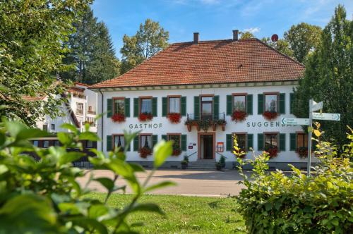 un edificio blanco con techo rojo en Hotel Suggenbad, en Waldkirch