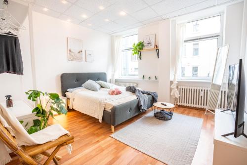 Dormitorio pequeño con cama y alfombra en Gemütliches Apartment im Herzen Kiels, en Kiel