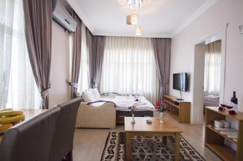 a hotel room with a bed and a table at Feyza Apart in Istanbul