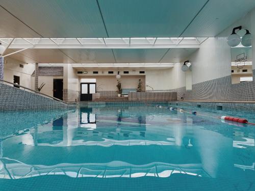 una gran piscina de agua en un edificio en County Arms Birr, en Birr