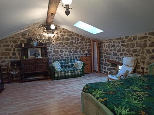 Ένα ή περισσότερα κρεβάτια σε δωμάτιο στο Gîte le rocher du château de Retourtour