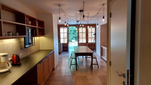 una cucina con un tavolo e una sala da pranzo di Spacious house in Rochefort with private garden and terrace a Rochefort