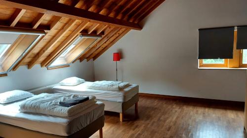 2 letti in una camera con TV a schermo piatto di Spacious house in Rochefort with private garden and terrace a Rochefort