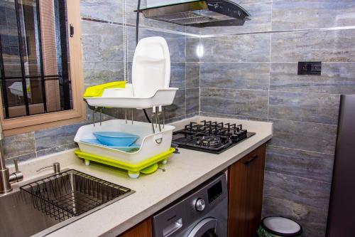 een keuken met een wastafel en een vaatwasser bij NIFEWAT APARTMENT,Bris suite 1bedroom apartment gym, Netflix,WiFi in Abuja