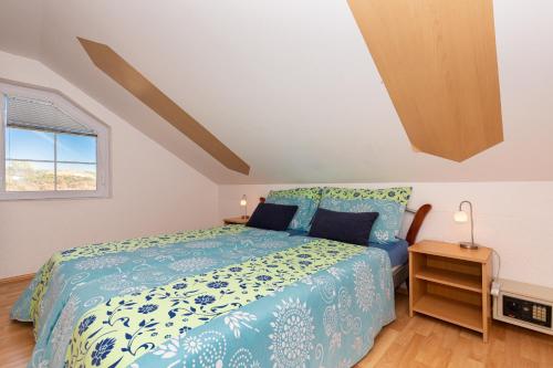 um quarto com uma cama e uma janela em "Mare et Sol" apartments em Sveti Filip i Jakov