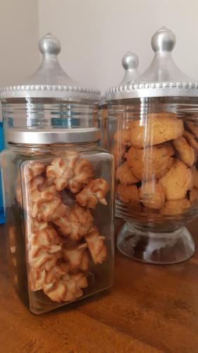 due barattoli di vetro pieni di noci e biscotti su un tavolo di Casa Marinelli a Farra di Soligo