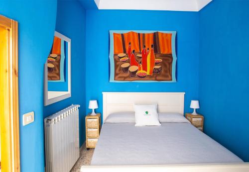 オストゥーニにあるCasa Zefiro - The Fab Stayの青い壁のベッドルーム(ベッド1台付)