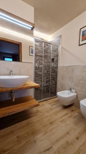 uma casa de banho com 2 lavatórios e um chuveiro em Casa Margherita Chambres d'Hôtes & SPA em Challand Saint Anselme