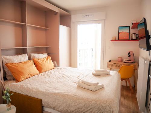 1 dormitorio con 1 cama con 2 toallas en B&B : La Loggia Bastide, en Burdeos